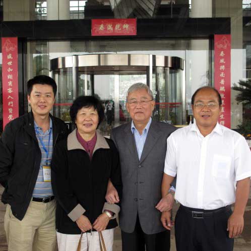 中國科學(xué)院副院長，全國人大常務(wù)委員會委員王佛松院士一家親切關(guān)懷企業(yè)情況